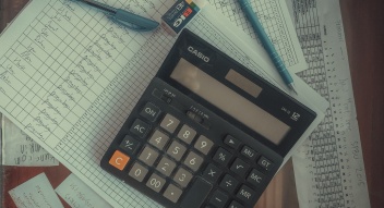 Calculadora damunt d'una fulla escrita amb números