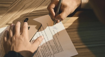 Persona signant un document oficial