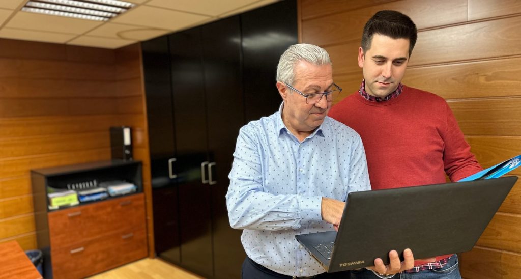 Jordi Arcas pare i fill revisant uns documents